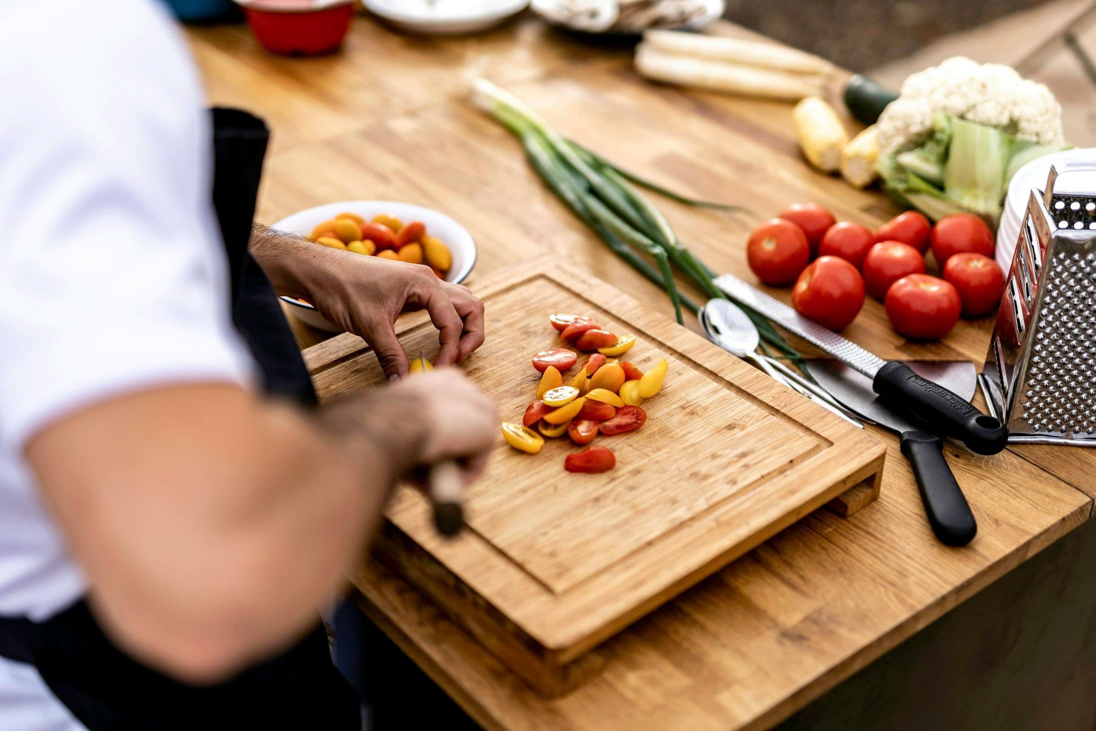 Chef preparando prato em aula de culinária